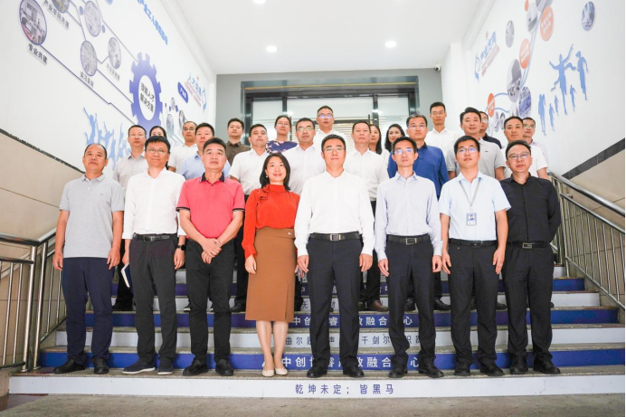 龍華區(qū)副區(qū)長一行蒞臨三人易行考察指導